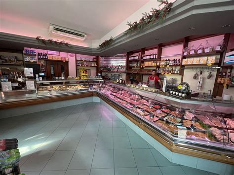 Immagine di un banco di macelleria con diversi tagli di carne