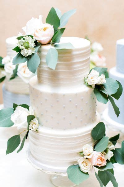 Torta nuziale minimalista con decorazioni floreali