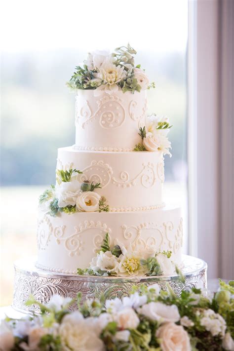 Torta nuziale rustica decorata con fiori di stagione