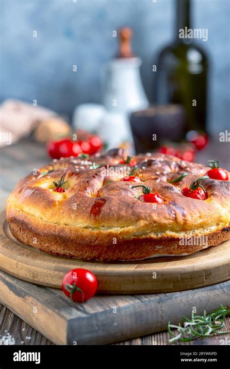 Focaccia pugliese appena sfornata