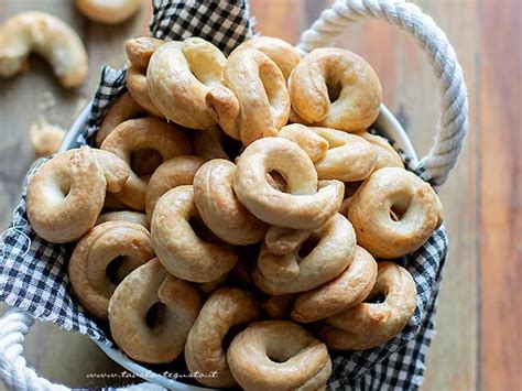 Cesto di taralli pugliesi