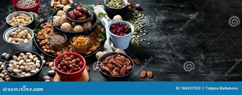 Composizione di diversi tipi di frutta secca e semi