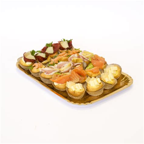 Vassoio assortito con snack salati e frutta secca