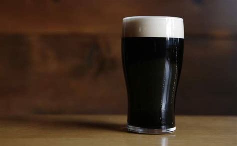 Una pinta di Irish Stout con schiuma densa