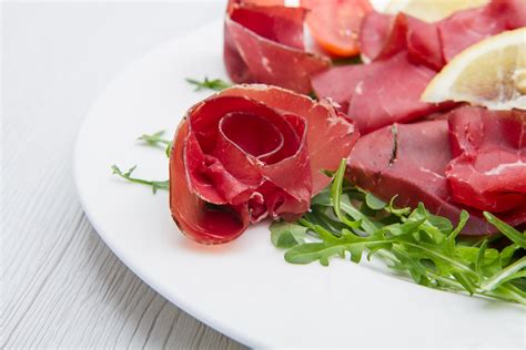 Immagine di un piatto di sushi di bresaola