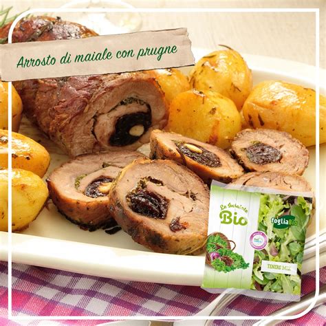 Immagine di carne a pezzetti che rosola in una padella con aromi