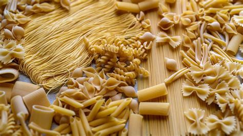 Immagine di una sfoglia di pasta fresca stesa su un tagliere di legno