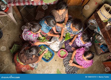 Immagine di un gruppo di donne che preparano cappelletti insieme