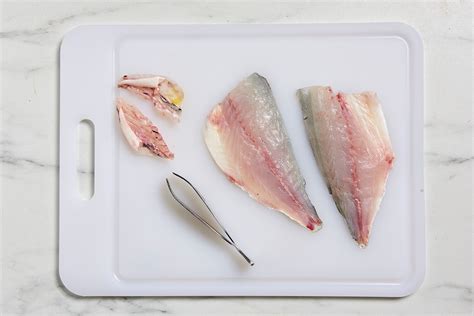 un coltello affilato che sfiletta un pesce