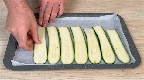 fette di zucchine disposte su una teglia da forno