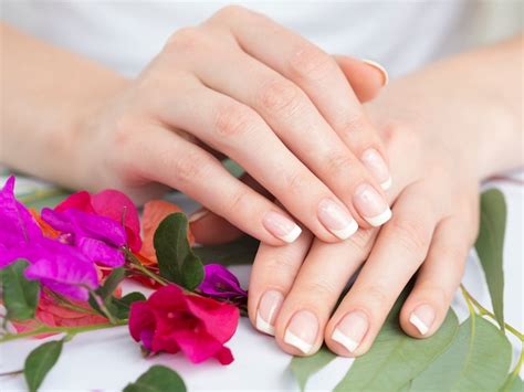 Immagine di mani curate con una crema mani al limone