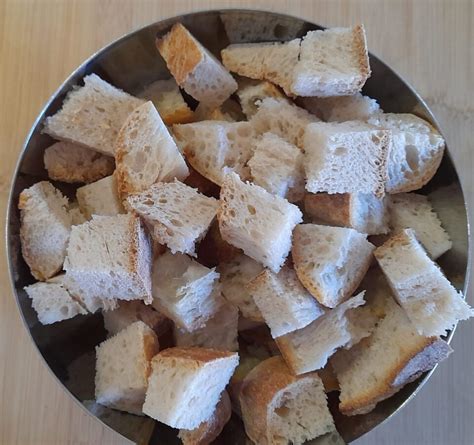 Ingredienti per la panatura: mollica di pane, pinoli, uvetta, origano