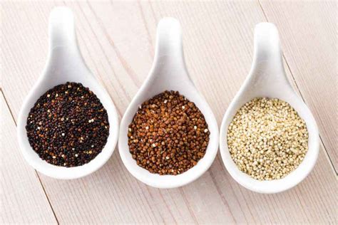 Chicchi di quinoa bianca, rossa e nera
