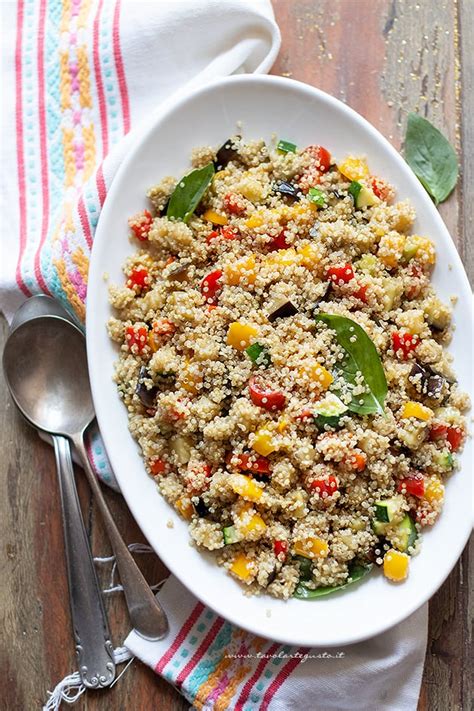 Insalata colorata di quinoa con verdure e legumi