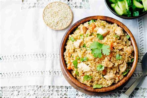 Piatto di quinoa con verdure miste e pollo