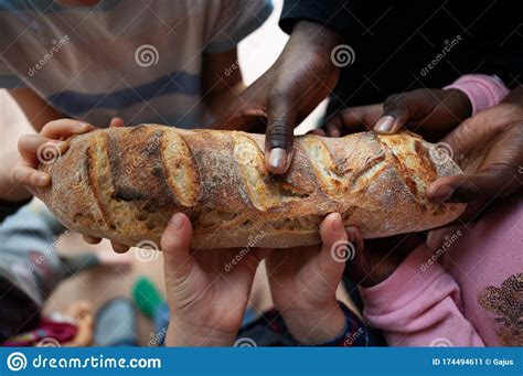 Bambini che condividono una pagnotta