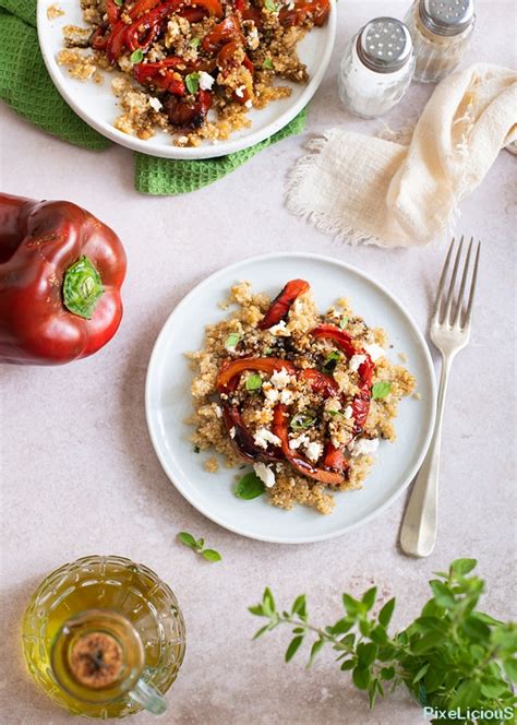 Immagine di un'insalata di quinoa colorata con peperoni, feta e pinoli