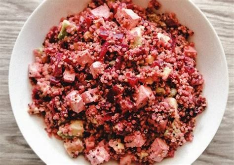 Immagine di quinoa rosa con tofu dorato e cimette di broccoli