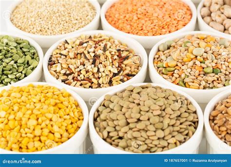 Immagine di diverse varietà di quinoa in ciotole