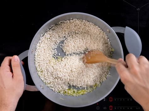 Riso Arborio che tosta in padella