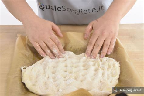 Stesura impasto biscotti tra carta forno