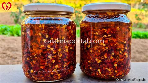 Vasetto di vetro pieno di peperoncini sott'olio