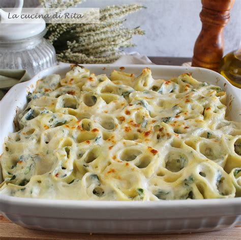Rotolini di lasagna vegetariani in una pirofila