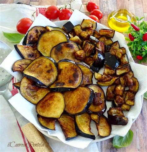 Fette di melanzane pronte per essere fritte
