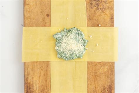 Fagottini di lasagna vegetariani pronti per essere infornati