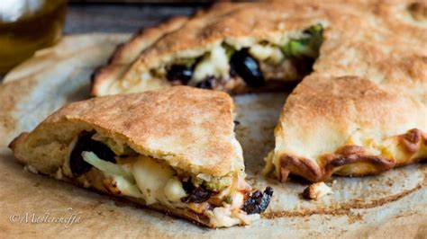 Composizione di diversi lievitati siciliani: focacce, pizze, scacciate