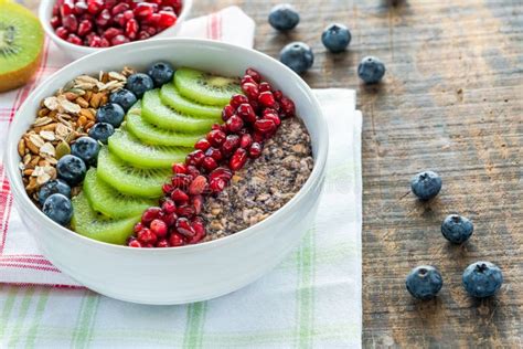 Ciotola di porridge con frutta e semi