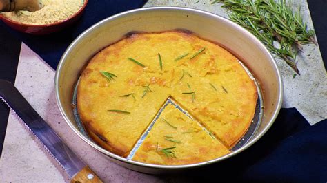 Una teglia di farinata di ceci appena sfornata e dorata