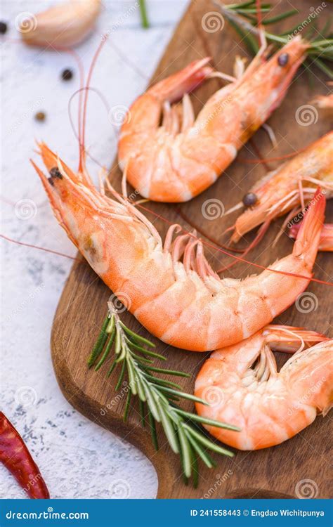 Varietà di gamberi freschi e cotti