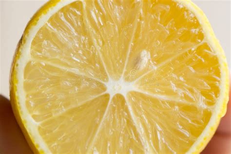 Primo piano di un limone tagliato a metà su un cono spremiagrumi