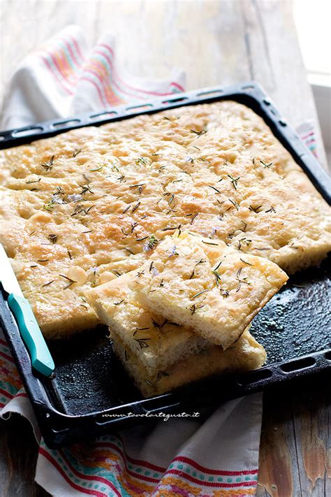 Focaccia morbida tagliata a pezzi per essere farcita