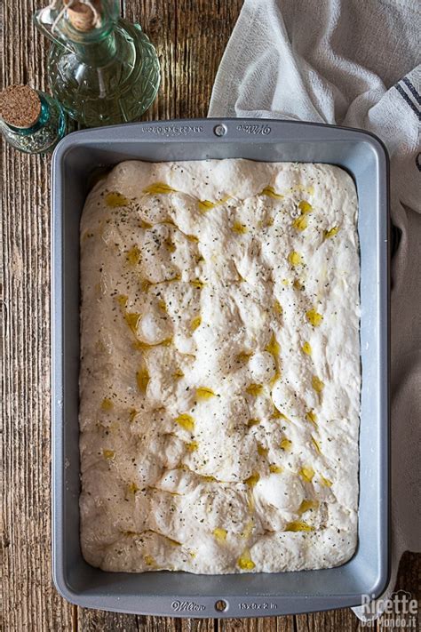 Teglia di focaccia morbida pronta per essere servita