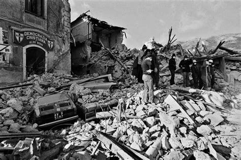 Immagine d'archivio che mostra le Vele dopo il terremoto del 1980, con segni di danneggiamento o occupazione abusiva