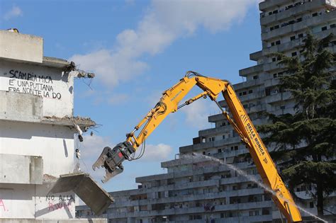 Fotografia delle Vele di Scampia durante un'operazione di demolizione