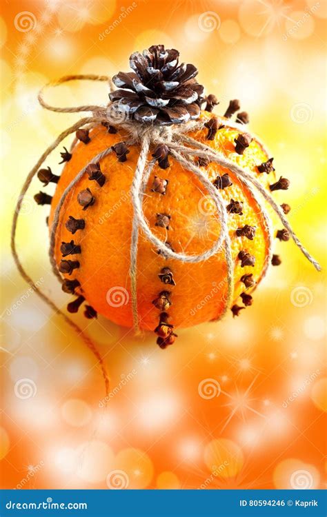 Arancia decorata con chiodi di garofano (pomander)