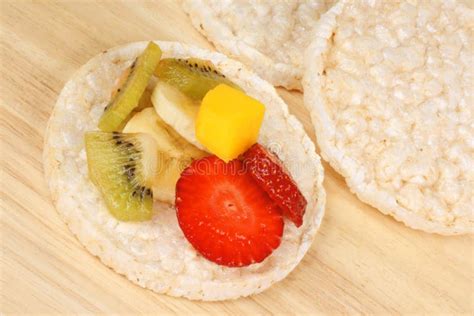 Varietà di frutta fresca disposta accanto a gallette di riso