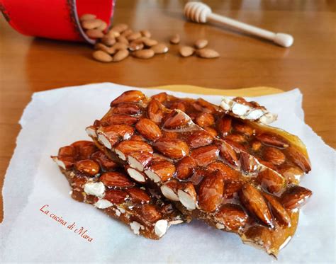 caramello con mandorle in preparazione