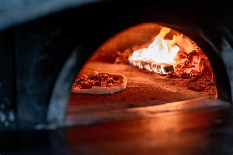 Pizzeria con pizza fumante