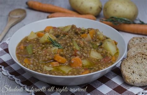 ingredienti freschi per la zuppa di lenticchie: cipolla, carote, sedano, zucchine e lenticchie secche