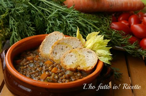 ciotola di zuppa di lenticchie gourmet con crostini di pane e guarnizione di erbe aromatiche