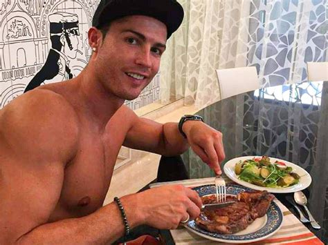 Cristiano Ronaldo che mangia