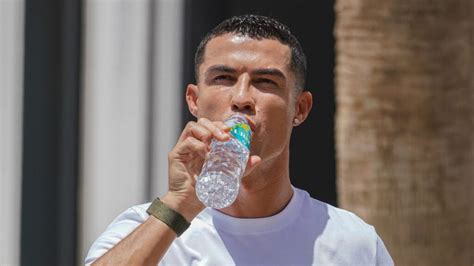 Cristiano Ronaldo che beve acqua