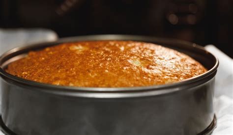 torta al semolino appena sfornata
