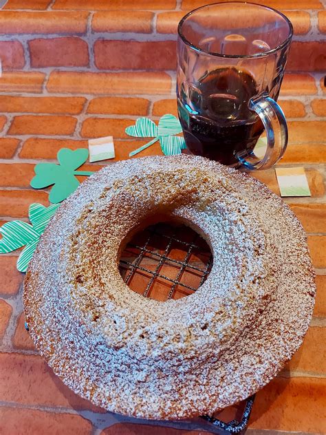 Ciambella di San Patrizio decorata con zucchero a velo
