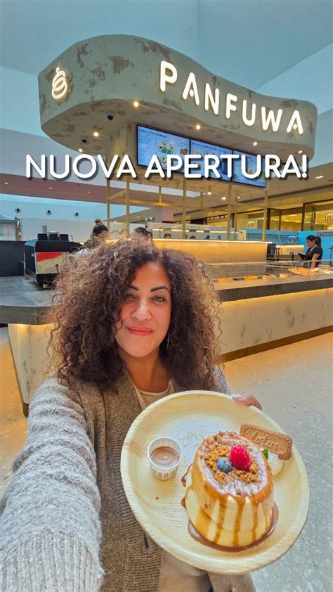 Primo piano di un pancake giapponese aperto che mostra la Nutella all'interno