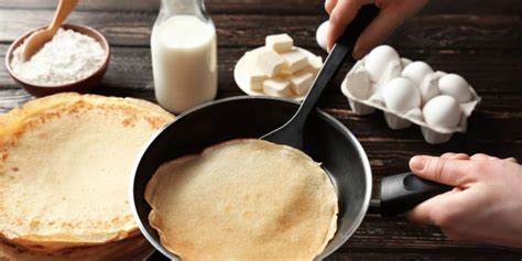 Una padella con pancake giapponesi che cuociono